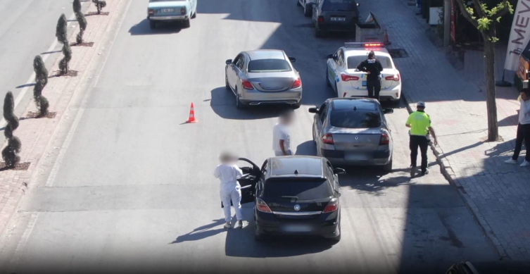 Polisi görünce eşiyle yer değiştiren ehliyetsiz sürücü dronla tespit edildi